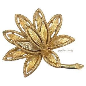 Avon Gold Tone Floral Brooch‎ Pin